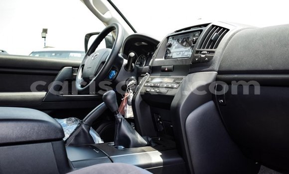 Buy New Toyota Land Cruiser White Car in Bokwango in Rwanda Buy New Toyota Land Cruiser White Car in Bokwango in Rwanda