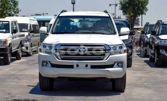 Buy New Toyota Land Cruiser White Car in Bokwango in Rwanda Buy New Toyota Land Cruiser White Car in Bokwango in Rwanda