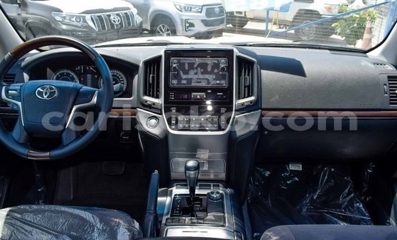 Buy New Toyota Land Cruiser White Car in Bokwango in Rwanda Buy New Toyota Land Cruiser White Car in Bokwango in Rwanda
