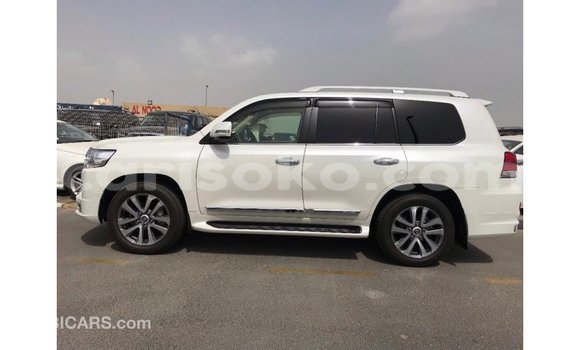 Acheter Import Voiture Toyota Land Cruiser Blanc à Import - Dubai, Rwanda Acheter Import Voiture Toyota Land Cruiser Blanc à Import - Dubai, Rwanda