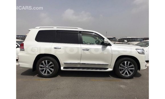 Acheter Import Voiture Toyota Land Cruiser Blanc à Import - Dubai, Rwanda Acheter Import Voiture Toyota Land Cruiser Blanc à Import - Dubai, Rwanda