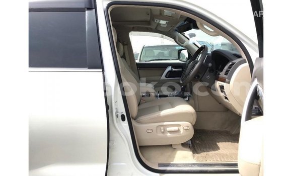Acheter Import Voiture Toyota Land Cruiser Blanc à Import - Dubai, Rwanda Acheter Import Voiture Toyota Land Cruiser Blanc à Import - Dubai, Rwanda