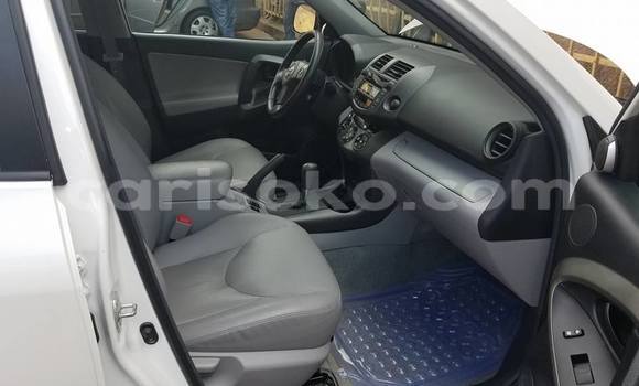 Sayi Na hannu Toyota RAV4 Blanc Mota in Kigali a Rwanda Sayi Na hannu Toyota RAV4 Blanc Mota in Kigali a Rwanda