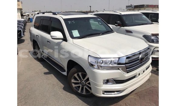 Acheter Import Voiture Toyota Land Cruiser Blanc à Import - Dubai, Rwanda Acheter Import Voiture Toyota Land Cruiser Blanc à Import - Dubai, Rwanda
