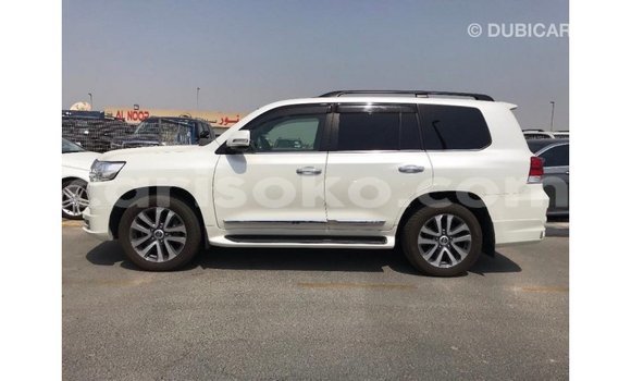 Acheter Import Voiture Toyota Land Cruiser Blanc à Import - Dubai, Rwanda Acheter Import Voiture Toyota Land Cruiser Blanc à Import - Dubai, Rwanda