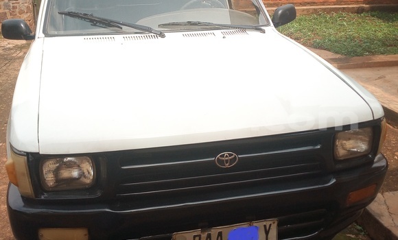Acheter Occasion Voiture Toyota Hilux Blanc à Kigali au Rwanda Acheter Occasion Voiture Toyota Hilux Blanc à Kigali au Rwanda