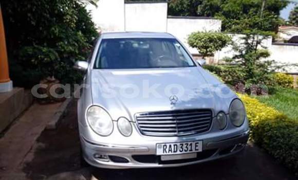 Acheter Occasion Voiture Mercedes‒Benz E-Class Gris à Kigali au Rwanda Acheter Occasion Voiture Mercedes‒Benz E-Class Gris à Kigali au Rwanda