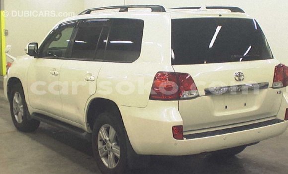 Acheter Import Voiture Toyota Land Cruiser Blanc à Import - Dubai, Rwanda Acheter Import Voiture Toyota Land Cruiser Blanc à Import - Dubai, Rwanda