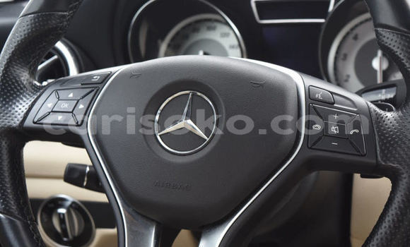 Sayi Na hannu Mercedes-Benz 300–Series Blanc Mota in Kigali a Rwanda Sayi Na hannu Mercedes-Benz 300–Series Blanc Mota in Kigali a Rwanda