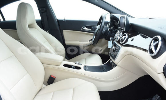 Sayi Na hannu Mercedes-Benz 300–Series Blanc Mota in Kigali a Rwanda Sayi Na hannu Mercedes-Benz 300–Series Blanc Mota in Kigali a Rwanda