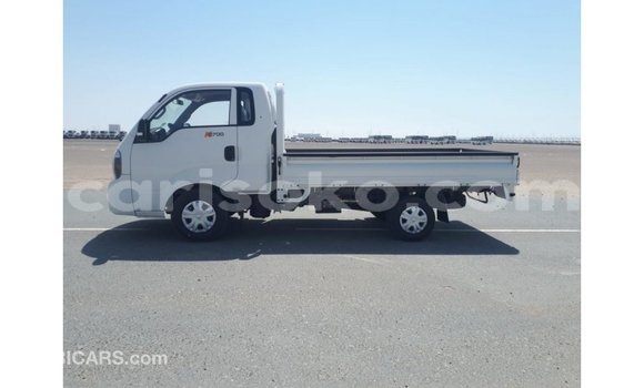 Acheter Import Voiture Kia Carens Blanc à Import - Dubai, Rwanda Acheter Import Voiture Kia Carens Blanc à Import - Dubai, Rwanda