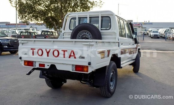 Acheter Import Voiture Toyota Land Cruiser Blanc à Import - Dubai, Rwanda Acheter Import Voiture Toyota Land Cruiser Blanc à Import - Dubai, Rwanda