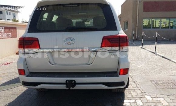 Acheter Import Voiture Toyota Land Cruiser Blanc à Import - Dubai, Rwanda Acheter Import Voiture Toyota Land Cruiser Blanc à Import - Dubai, Rwanda