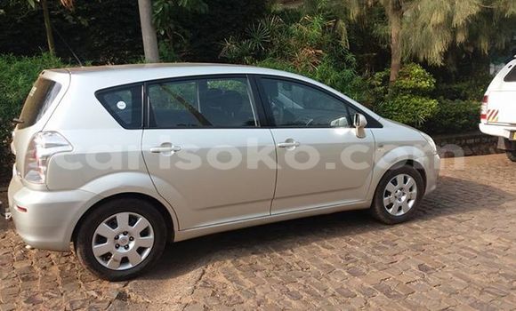 Acheter Occasion Voiture Toyota Verso Gris à Kigali au Rwanda Acheter Occasion Voiture Toyota Verso Gris à Kigali au Rwanda