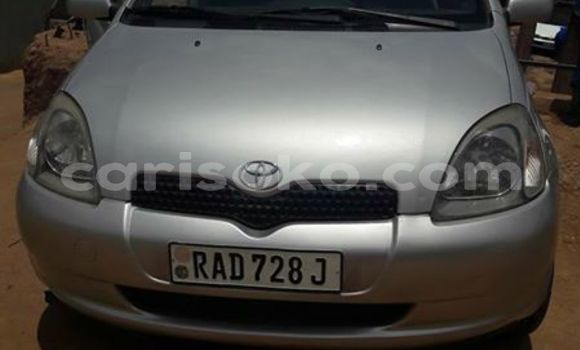 Acheter Occasion Voiture Toyota Yaris Gris à Kigali au Rwanda Acheter Occasion Voiture Toyota Yaris Gris à Kigali au Rwanda