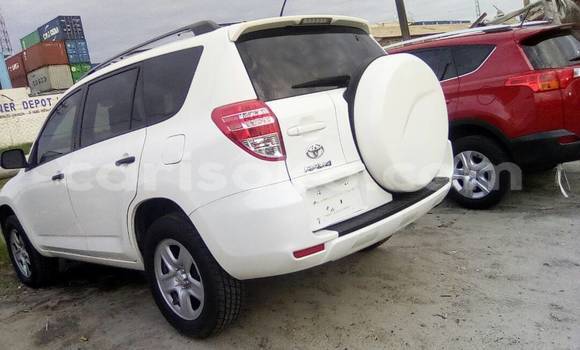 Acheter Occasion Voiture Toyota RAV4 Blanc à Kigali au Rwanda Acheter Occasion Voiture Toyota RAV4 Blanc à Kigali au Rwanda