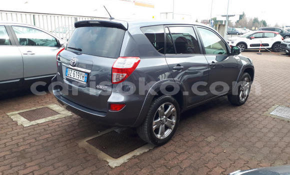 Sayi Na hannu Toyota RAV4 Beige Mota in Kigali a Rwanda Sayi Na hannu Toyota RAV4 Beige Mota in Kigali a Rwanda