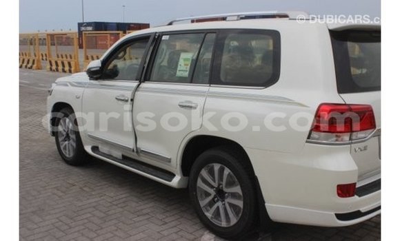 Acheter Import Voiture Toyota Land Cruiser Blanc à Import - Dubai, Rwanda Acheter Import Voiture Toyota Land Cruiser Blanc à Import - Dubai, Rwanda