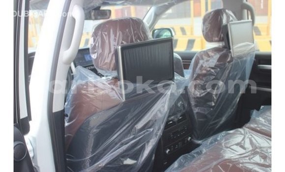 Acheter Import Voiture Toyota Land Cruiser Blanc à Import - Dubai, Rwanda Acheter Import Voiture Toyota Land Cruiser Blanc à Import - Dubai, Rwanda