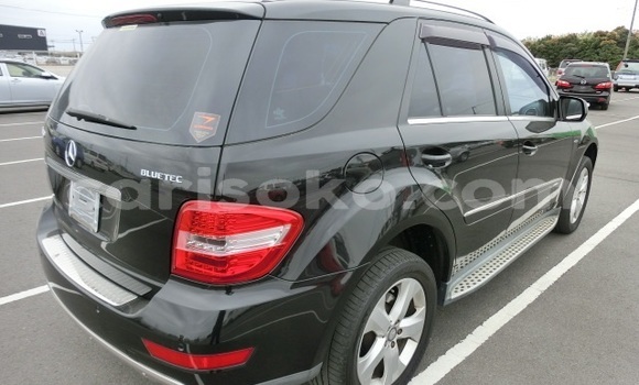 Acheter Occasion Voiture Mercedes-Benz ML–Class Noir à Kigali, Rwanda Acheter Occasion Voiture Mercedes-Benz ML–Class Noir à Kigali, Rwanda