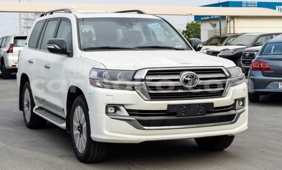 Acheter Import Voiture Toyota Land Cruiser Blanc à Import - Dubai, Rwanda Acheter Import Voiture Toyota Land Cruiser Blanc à Import - Dubai, Rwanda