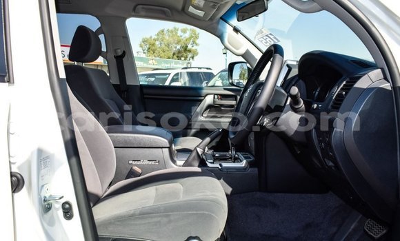 Buy New Toyota Land Cruiser White Car in Bokwango in Rwanda Buy New Toyota Land Cruiser White Car in Bokwango in Rwanda