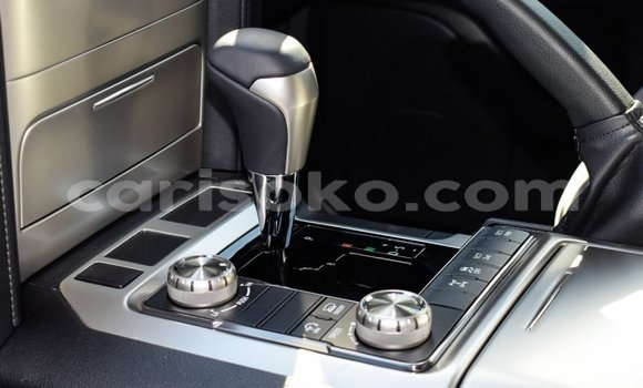 Buy New Toyota Land Cruiser White Car in Bokwango in Rwanda Buy New Toyota Land Cruiser White Car in Bokwango in Rwanda