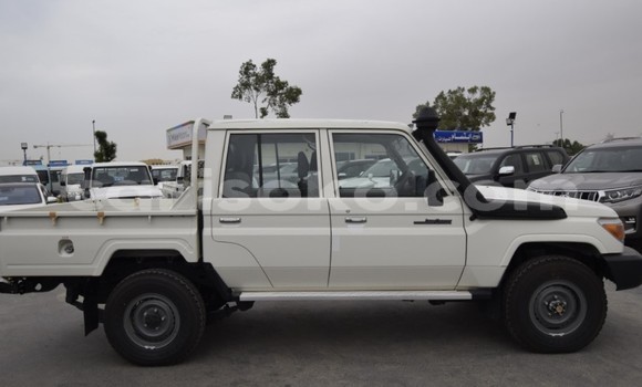 Buy New Toyota Land Cruiser White Car in Bokwango in Rwanda Buy New Toyota Land Cruiser White Car in Bokwango in Rwanda