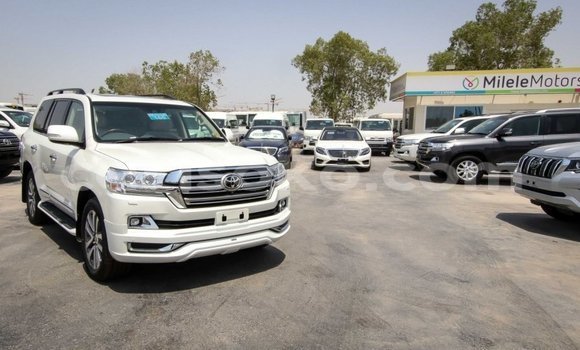 Buy New Toyota Land Cruiser White Car in Bokwango in Rwanda Buy New Toyota Land Cruiser White Car in Bokwango in Rwanda