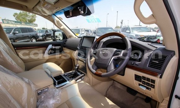 Buy New Toyota Land Cruiser White Car in Bokwango in Rwanda Buy New Toyota Land Cruiser White Car in Bokwango in Rwanda