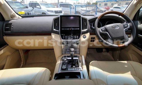 Buy New Toyota Land Cruiser White Car in Bokwango in Rwanda Buy New Toyota Land Cruiser White Car in Bokwango in Rwanda