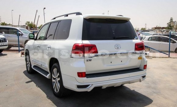 Buy New Toyota Land Cruiser White Car in Bokwango in Rwanda Buy New Toyota Land Cruiser White Car in Bokwango in Rwanda