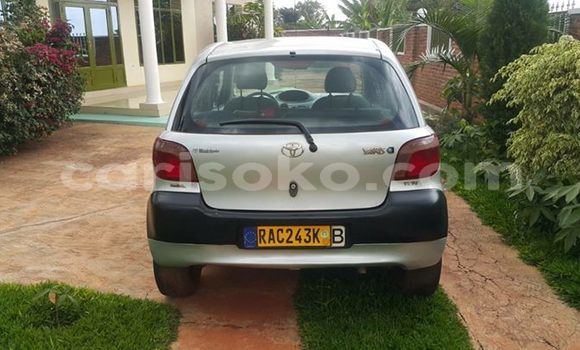 Acheter Occasion Voiture Toyota Yaris Gris à Kigali au Rwanda Acheter Occasion Voiture Toyota Yaris Gris à Kigali au Rwanda