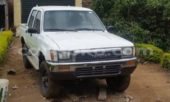 Acheter Occasion Voiture Toyota Hilux Blanc à Kigali au Rwanda Acheter Occasion Voiture Toyota Hilux Blanc à Kigali au Rwanda