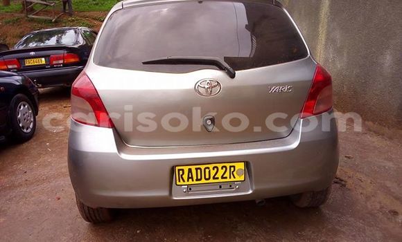 Acheter Occasion Voiture Toyota Yaris Gris à Kigali au Rwanda Acheter Occasion Voiture Toyota Yaris Gris à Kigali au Rwanda