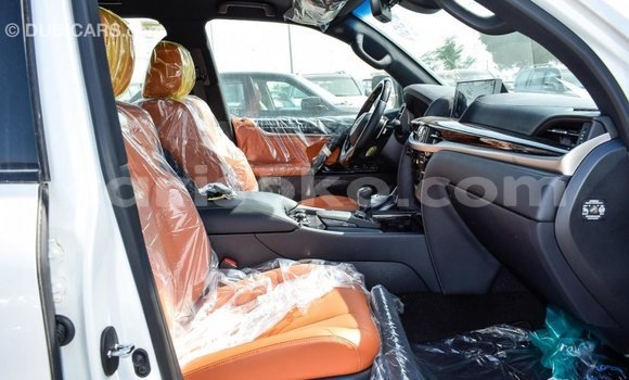 Acheter Import Voiture Lexus LX Blanc à Import - Dubai, Rwanda Acheter Import Voiture Lexus LX Blanc à Import - Dubai, Rwanda