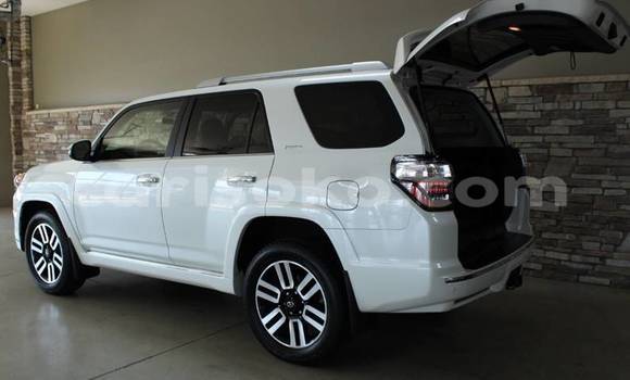 Acheter Occasion Voiture Toyota 4Runner Blanc à Kigali, Rwanda Acheter Occasion Voiture Toyota 4Runner Blanc à Kigali, Rwanda
