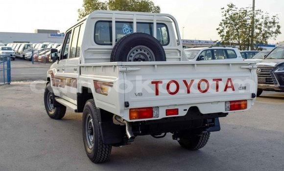 Acheter Import Voiture Toyota Land Cruiser Blanc à Import - Dubai, Rwanda Acheter Import Voiture Toyota Land Cruiser Blanc à Import - Dubai, Rwanda
