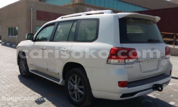 Acheter Import Voiture Toyota Land Cruiser Blanc à Import - Dubai, Rwanda Acheter Import Voiture Toyota Land Cruiser Blanc à Import - Dubai, Rwanda