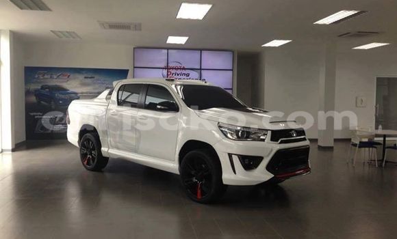 Acheter Occasion Voiture Toyota RAV4 Blanc à Gicumbi, Rwanda Acheter Occasion Voiture Toyota RAV4 Blanc à Gicumbi, Rwanda