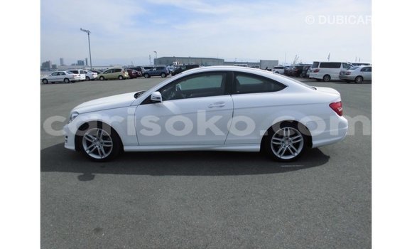 Acheter Import Voiture Mercedes-Benz 190 Blanc à Import - Dubai, Rwanda Acheter Import Voiture Mercedes-Benz 190 Blanc à Import - Dubai, Rwanda