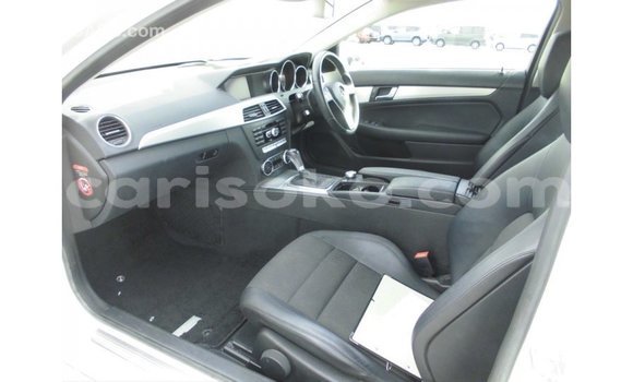 Acheter Import Voiture Mercedes-Benz 190 Blanc à Import - Dubai, Rwanda Acheter Import Voiture Mercedes-Benz 190 Blanc à Import - Dubai, Rwanda