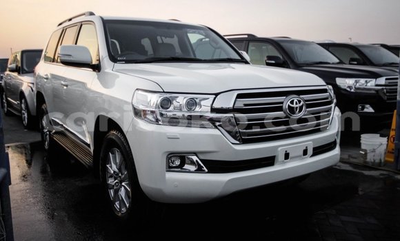 Acheter Import Voiture Toyota Land Cruiser Blanc à Import - Dubai, Rwanda Acheter Import Voiture Toyota Land Cruiser Blanc à Import - Dubai, Rwanda