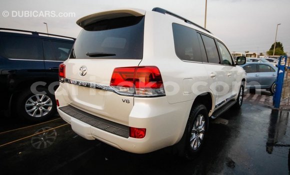 Acheter Import Voiture Toyota Land Cruiser Blanc à Import - Dubai, Rwanda Acheter Import Voiture Toyota Land Cruiser Blanc à Import - Dubai, Rwanda