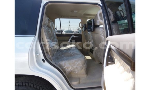 Acheter Import Voiture Toyota Land Cruiser Blanc à Import - Dubai, Rwanda Acheter Import Voiture Toyota Land Cruiser Blanc à Import - Dubai, Rwanda
