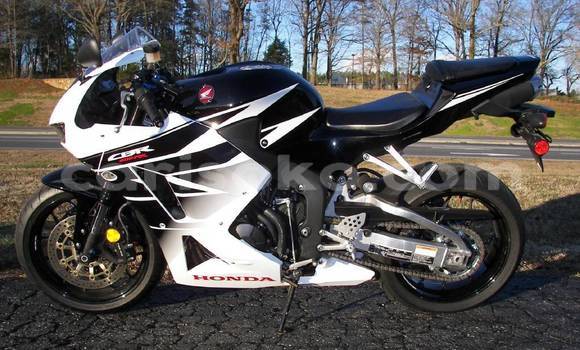 اشتري جديد Honda CBR 1000 RR Blanc دراجة نارية في Kigali في Rwanda اشتري جديد Honda CBR 1000 RR Blanc دراجة نارية في Kigali في Rwanda