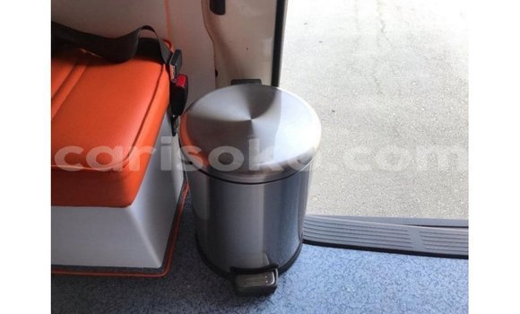 Acheter Import Voiture Toyota Hiace Blanc à Import - Dubai, Rwanda Acheter Import Voiture Toyota Hiace Blanc à Import - Dubai, Rwanda