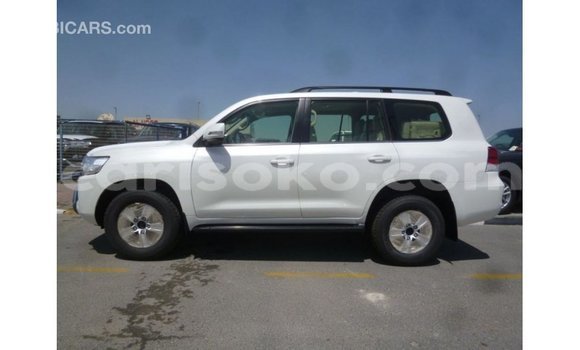 Acheter Import Voiture Toyota Land Cruiser Blanc à Import - Dubai, Rwanda Acheter Import Voiture Toyota Land Cruiser Blanc à Import - Dubai, Rwanda