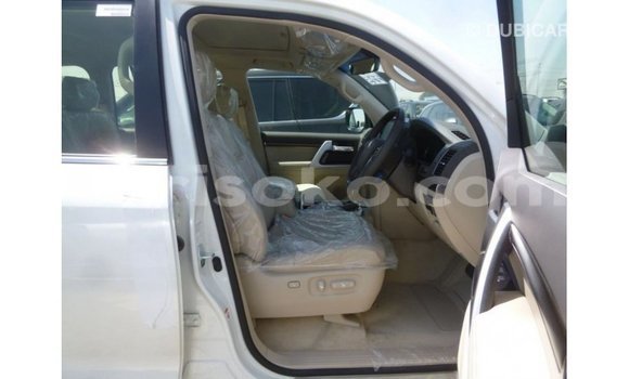 Acheter Import Voiture Toyota Land Cruiser Blanc à Import - Dubai, Rwanda Acheter Import Voiture Toyota Land Cruiser Blanc à Import - Dubai, Rwanda