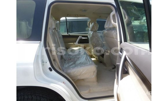Acheter Import Voiture Toyota Land Cruiser Blanc à Import - Dubai, Rwanda Acheter Import Voiture Toyota Land Cruiser Blanc à Import - Dubai, Rwanda
